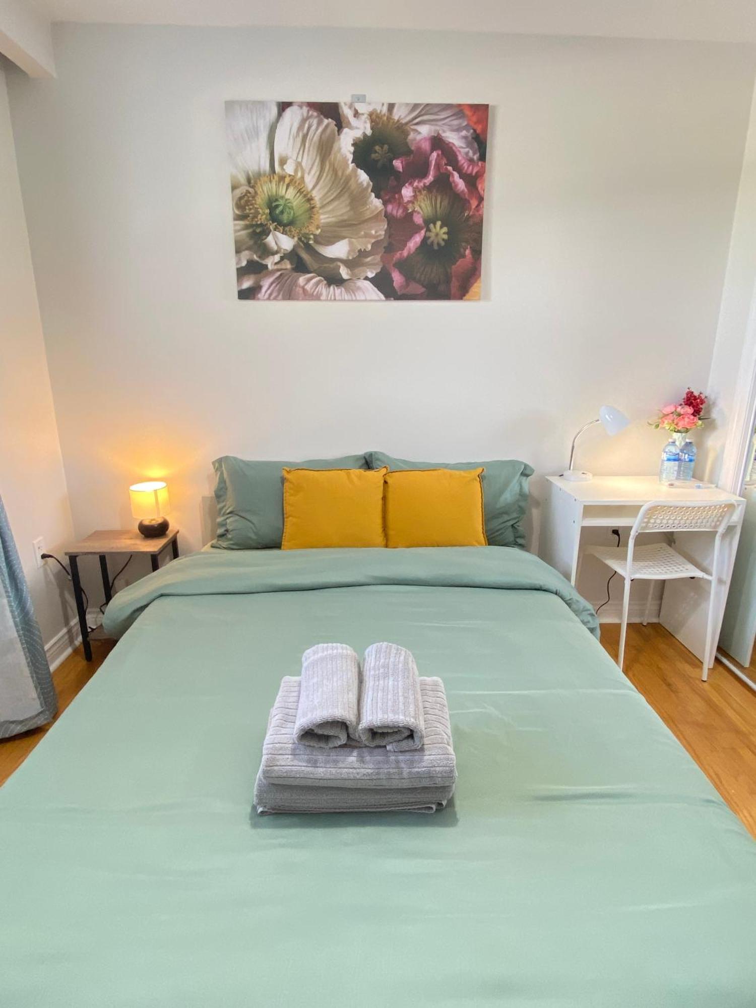 Sunny House - Main Floor, Free Parking, In Toronto Exterior foto