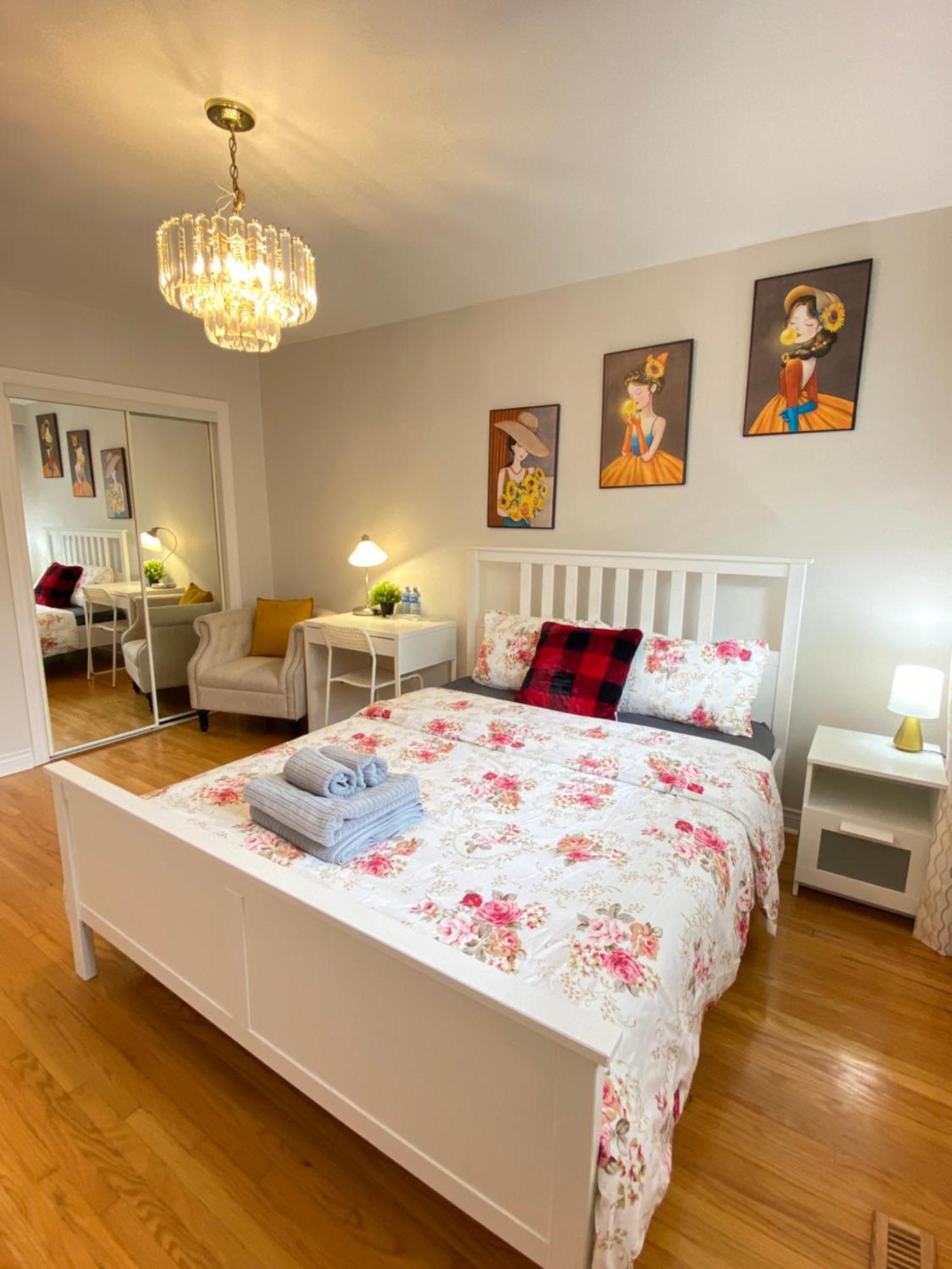 Sunny House - Main Floor, Free Parking, In Toronto Exterior foto