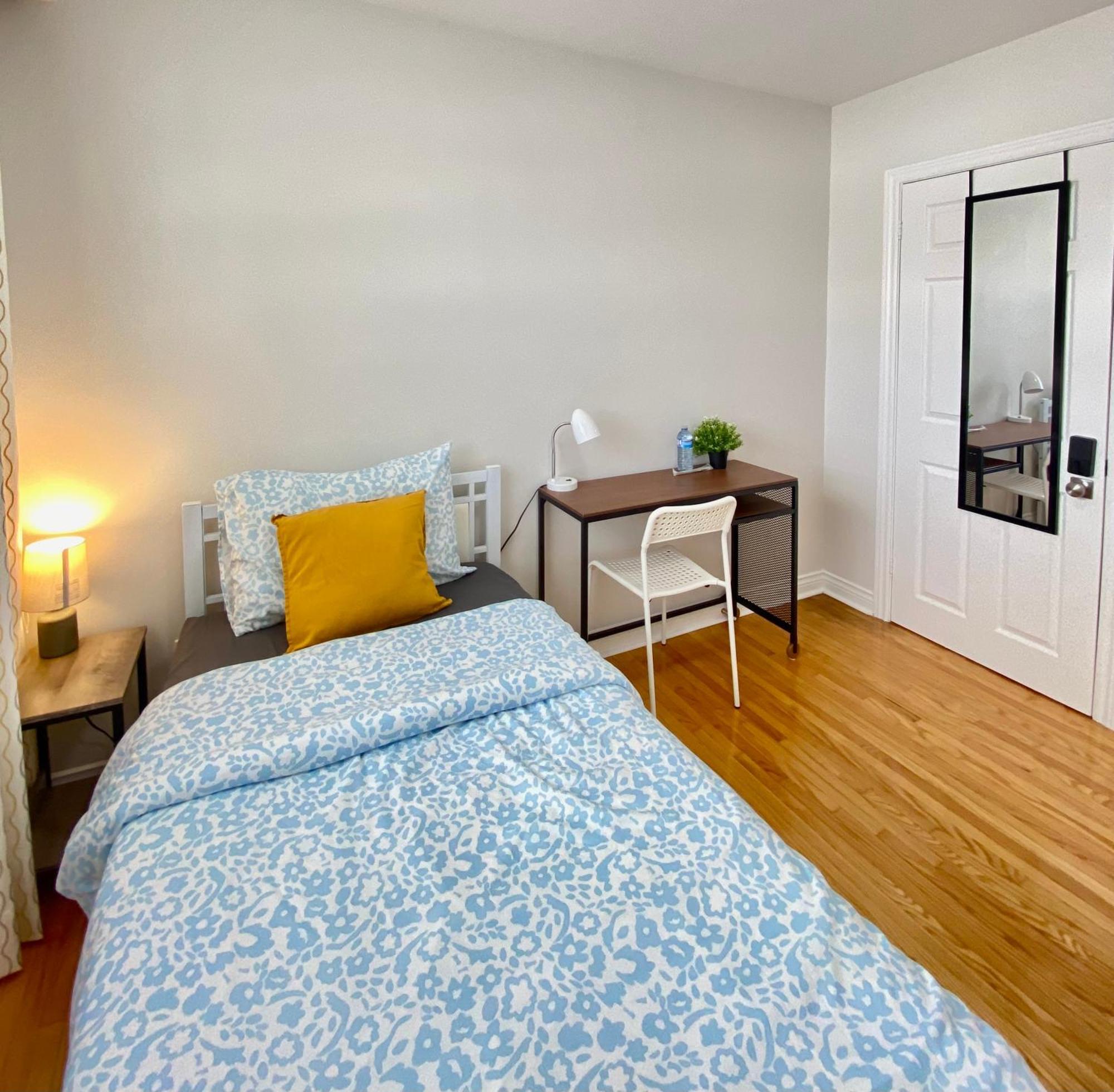Sunny House - Main Floor, Free Parking, In Toronto Exterior foto