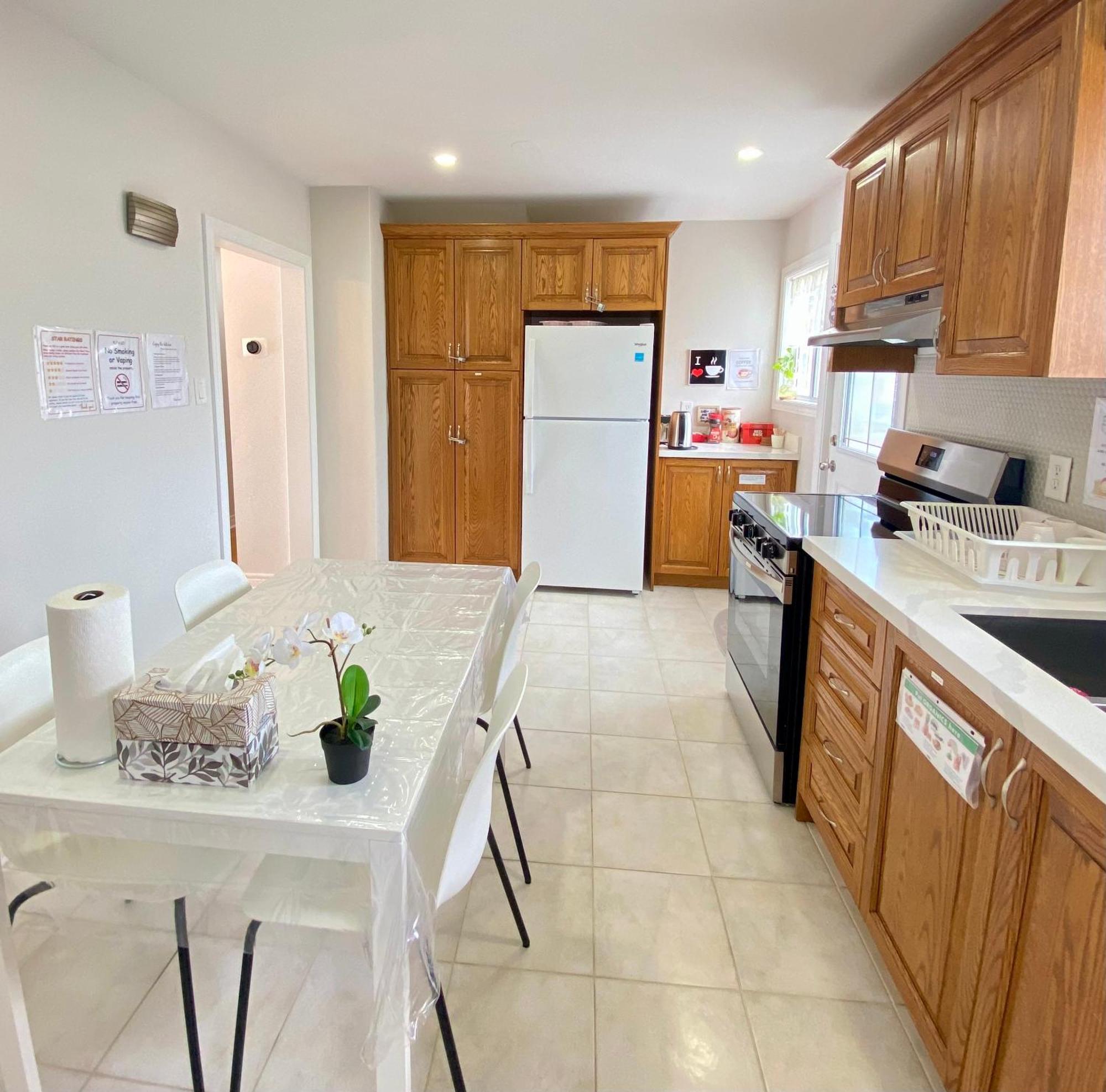 Sunny House - Main Floor, Free Parking, In Toronto Exterior foto